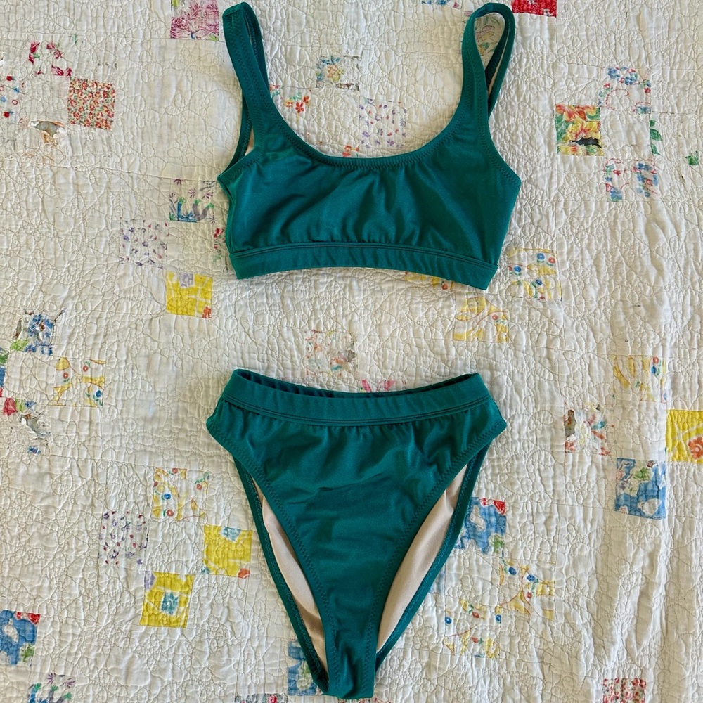 “Dixperfect” scoop neck top & high waisted cheeky bikini set